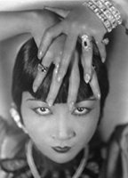 Anna May Wong голая