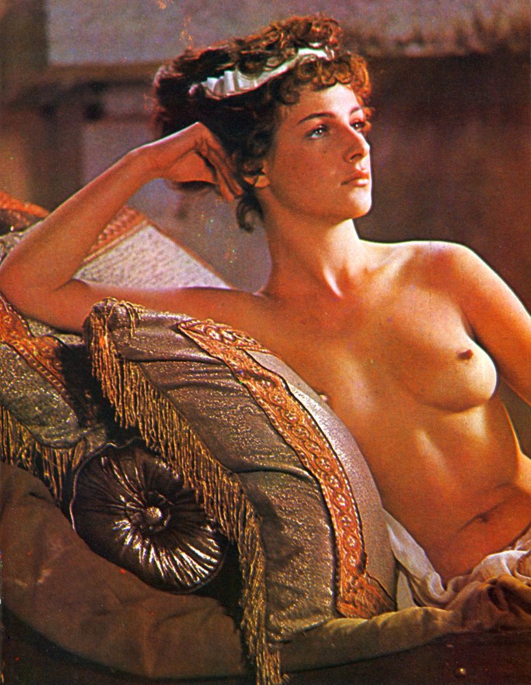 Антония Сантилли nude pics.