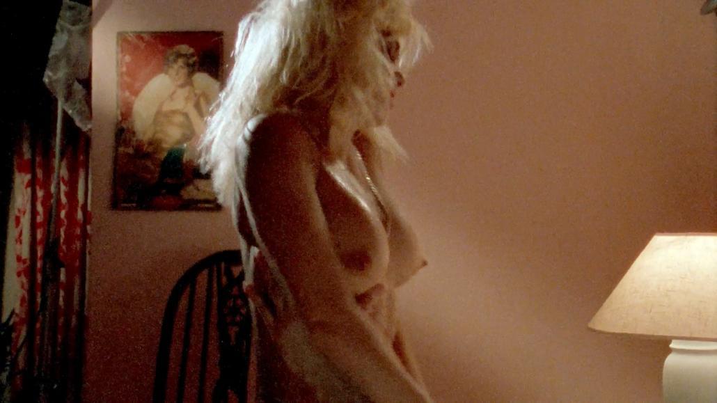 Линни Куигли nude pics.