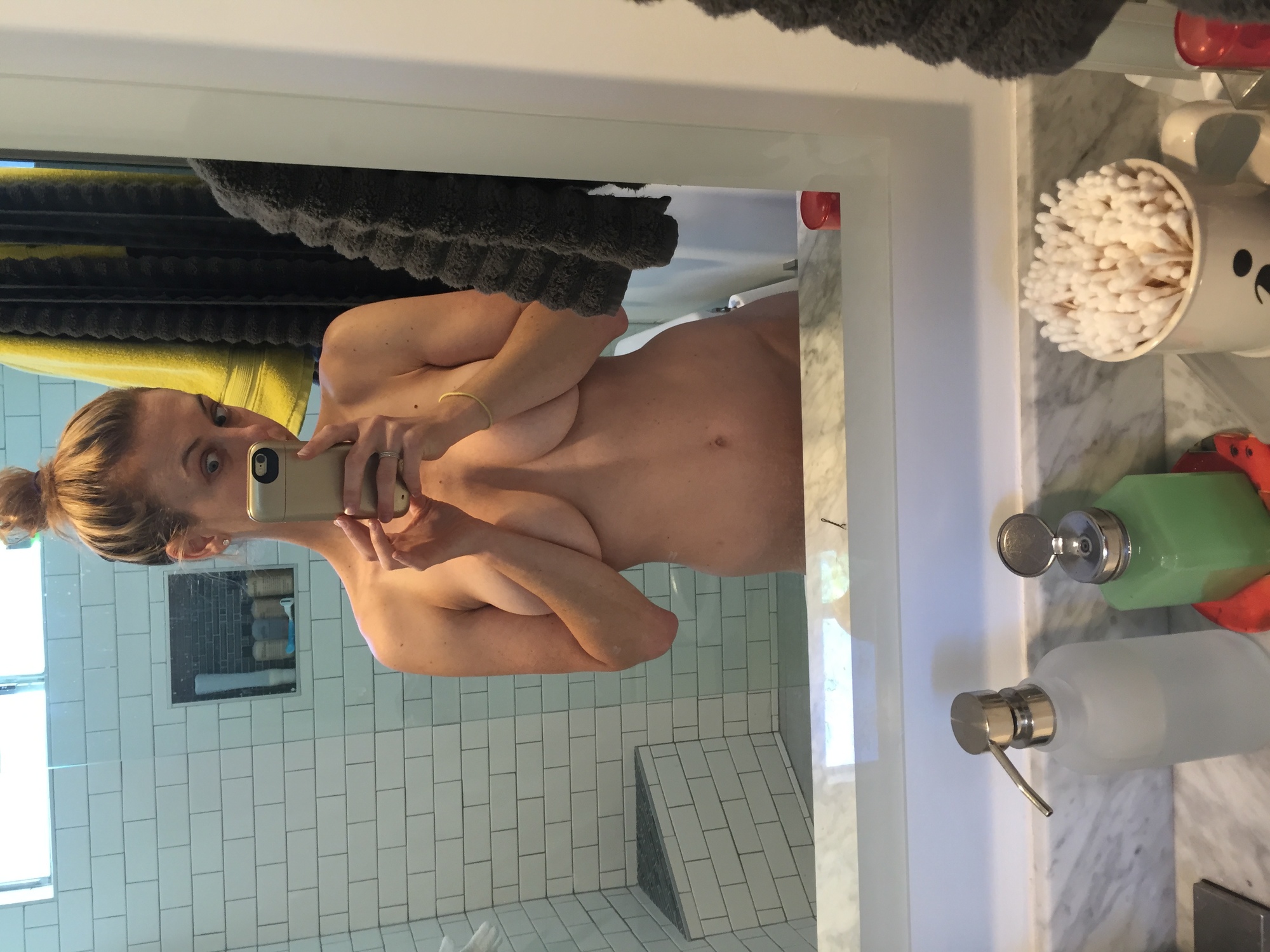 Iliza Шлезингер nude pics.