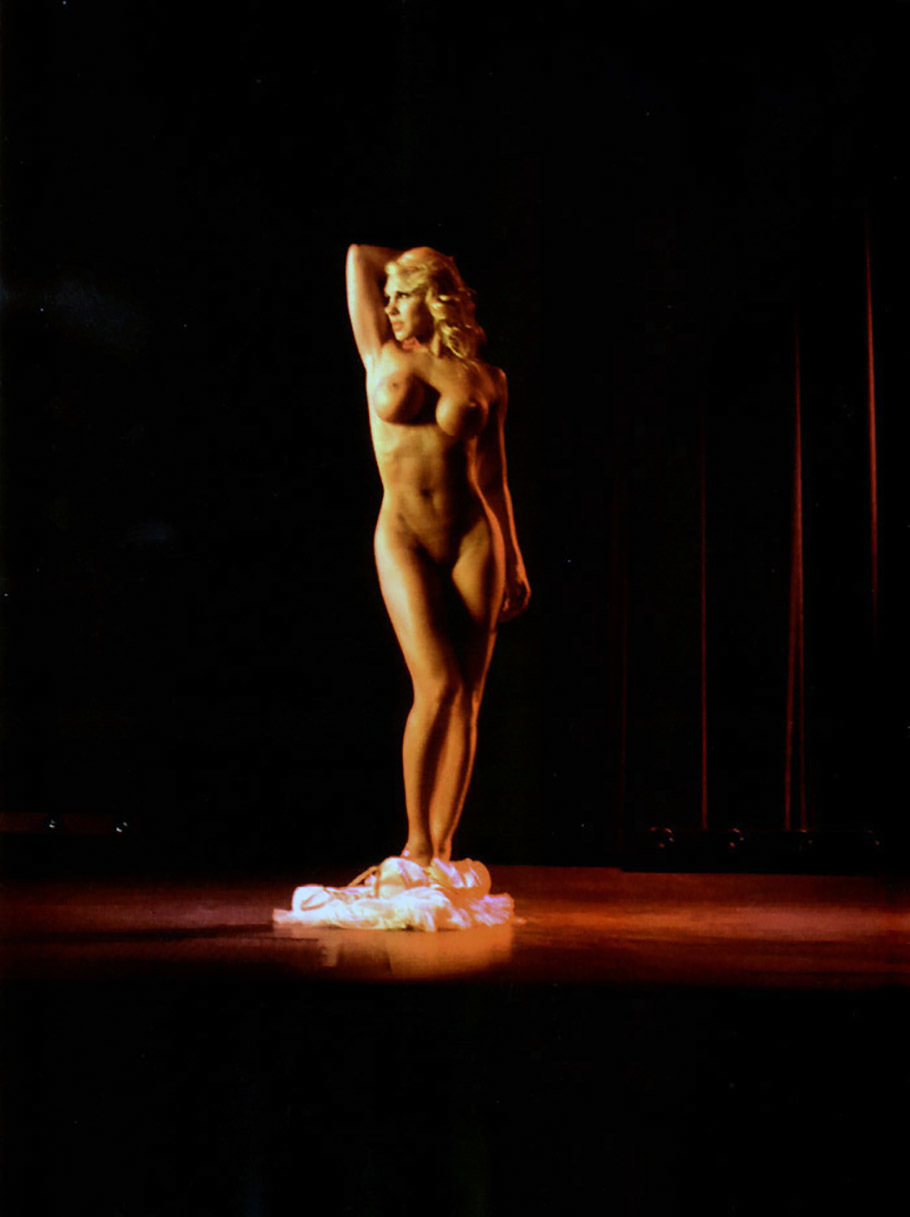 Моника Фарро nude pics.