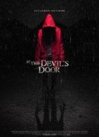 At the Devil's Door (2014) Обнаженные сцены