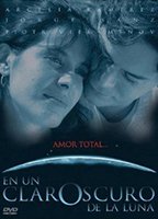 En un claroscuro de la Luna (1999) Обнаженные сцены