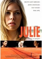 Julie (2011) Обнаженные сцены