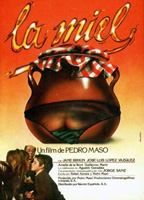 La miel (1979) Обнаженные сцены