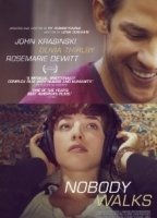 Nobody Walks (2012) Обнаженные сцены