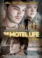 The Motel Life (2012) Обнаженные сцены
