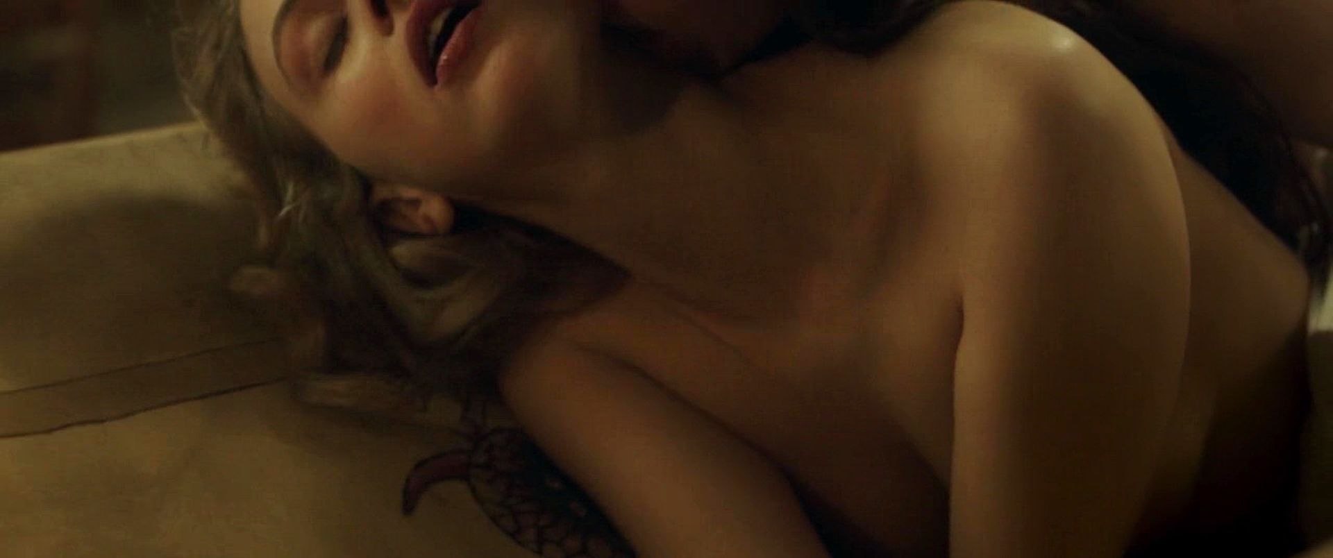 Малин Буська nude pics.