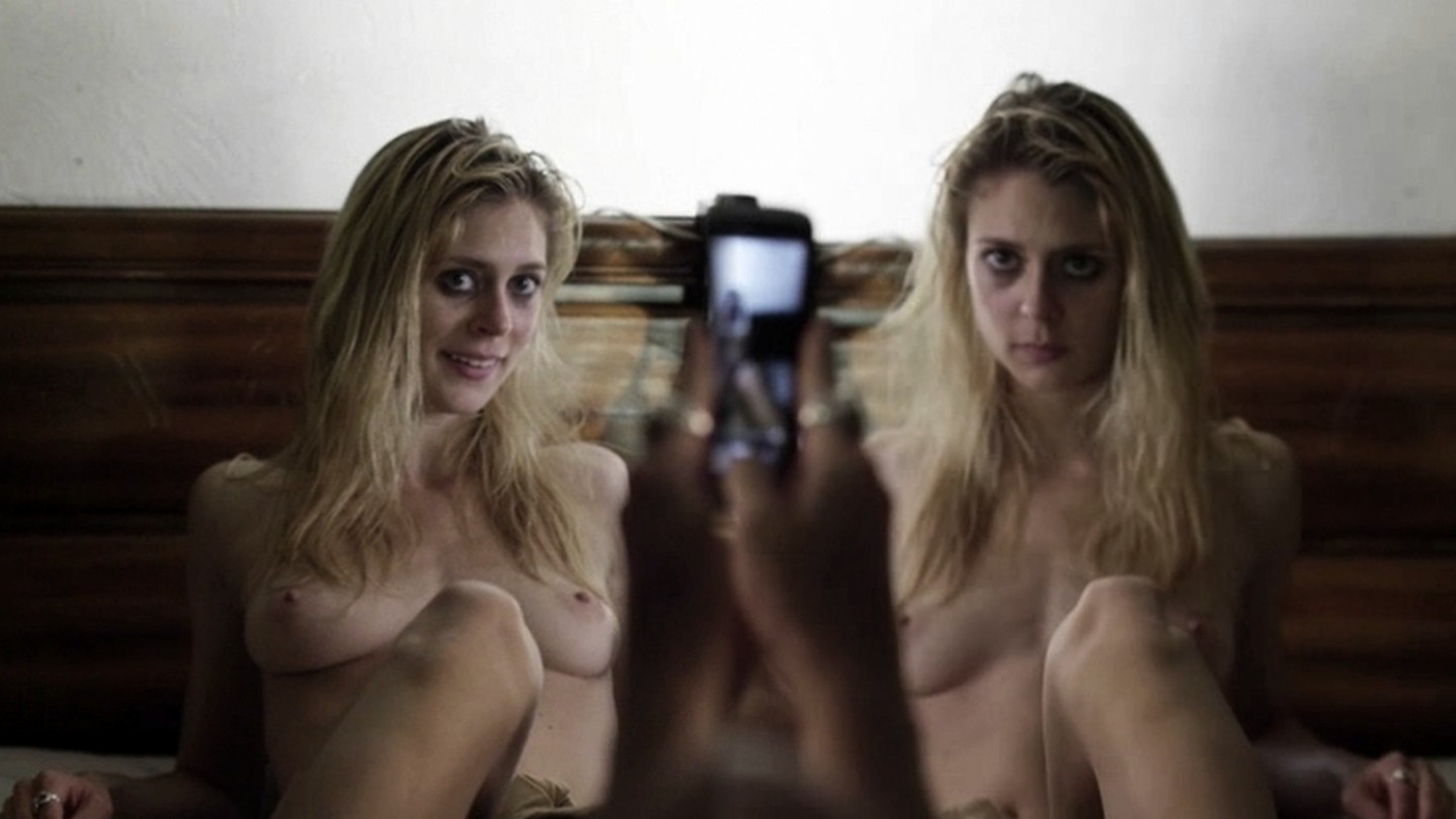 Сара Митич nude pics.