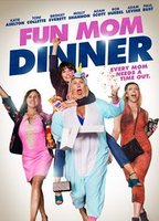 Fun Mom Dinner (2017) Обнаженные сцены