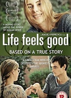 Life Feels Good (2013) Обнаженные сцены