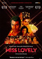 Miss Lovely (2012) Обнаженные сцены