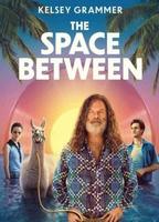 The Space Between (2021) Обнаженные сцены