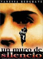Un muro de silencio (1993) Обнаженные сцены