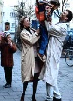 Eine Mutter kämpft um ihren Sohn (1994) Обнаженные сцены