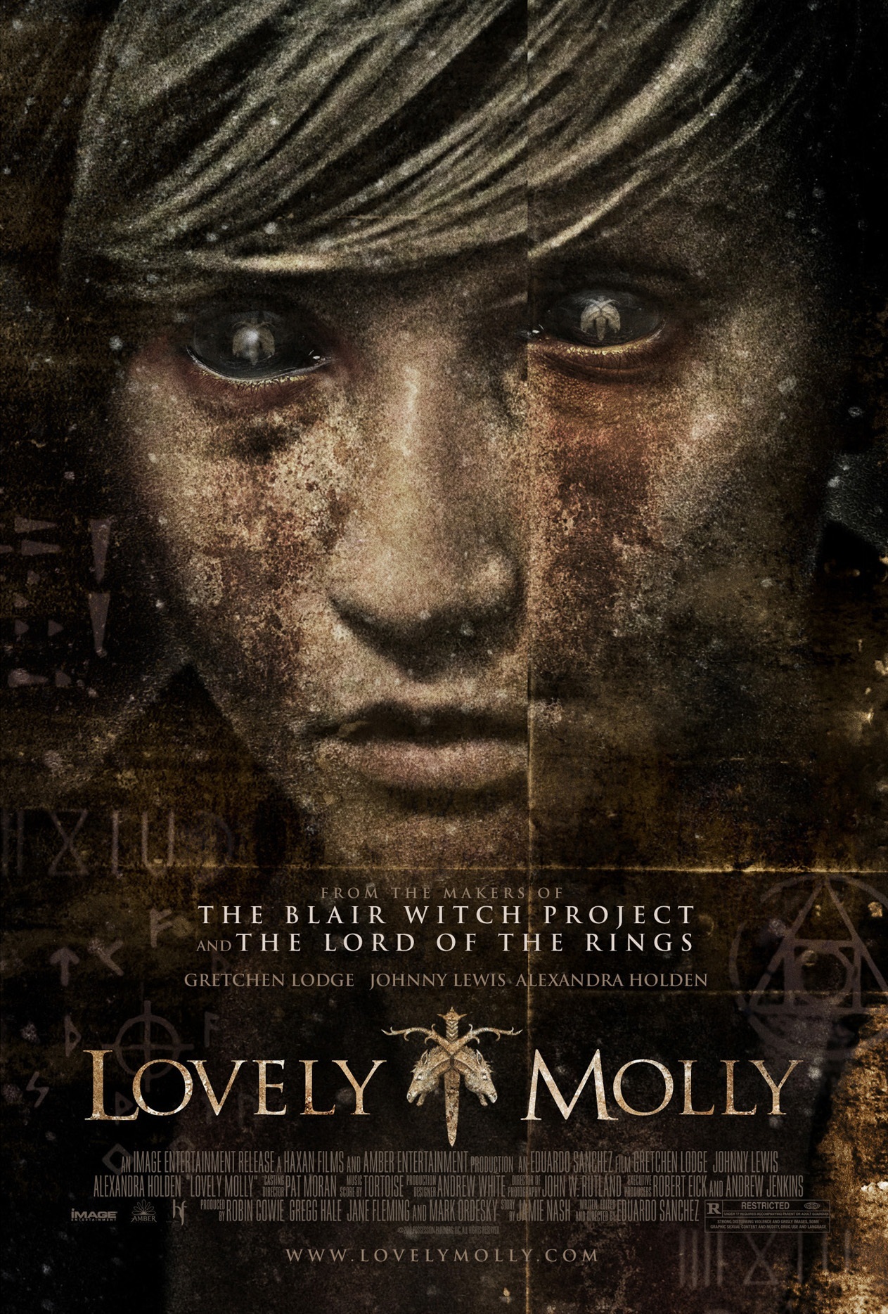 Lovely Molly (2011) Обнаженные сцены